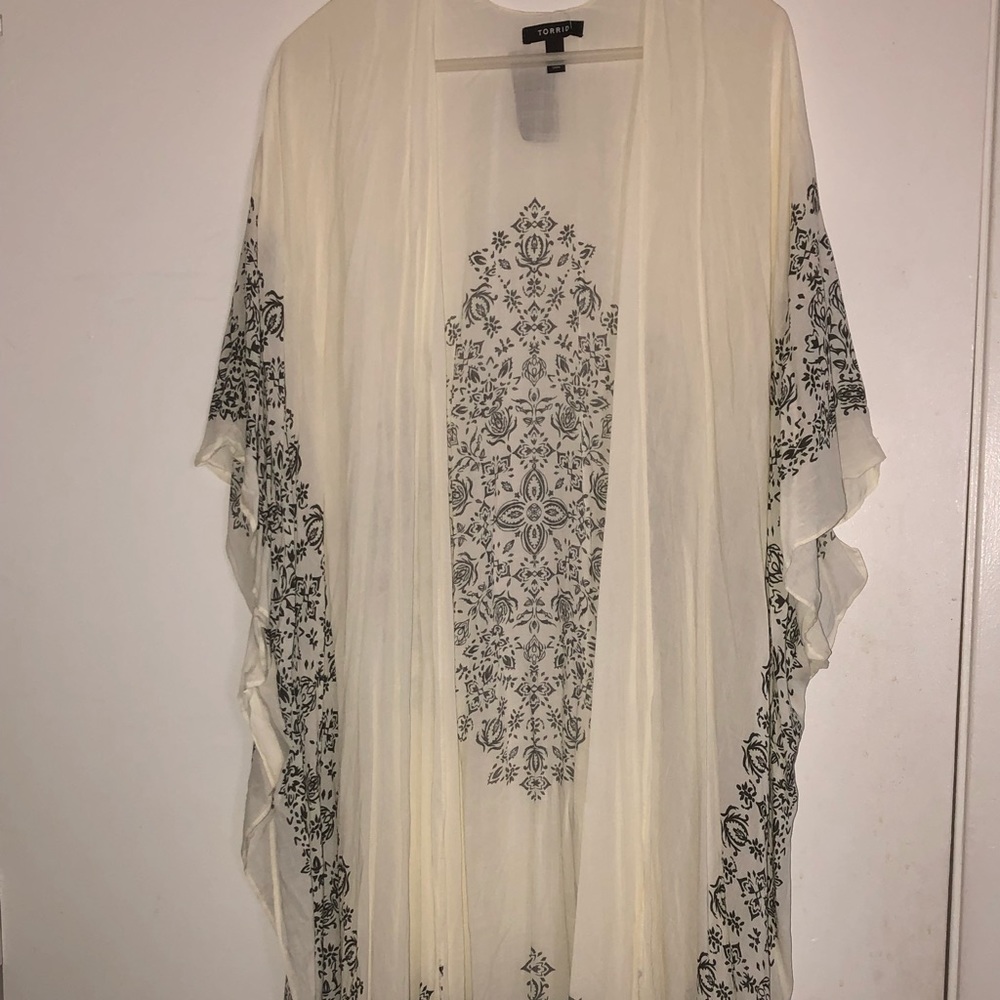 Torrid Ivory bandana print kimono size 3/4 (24/26)